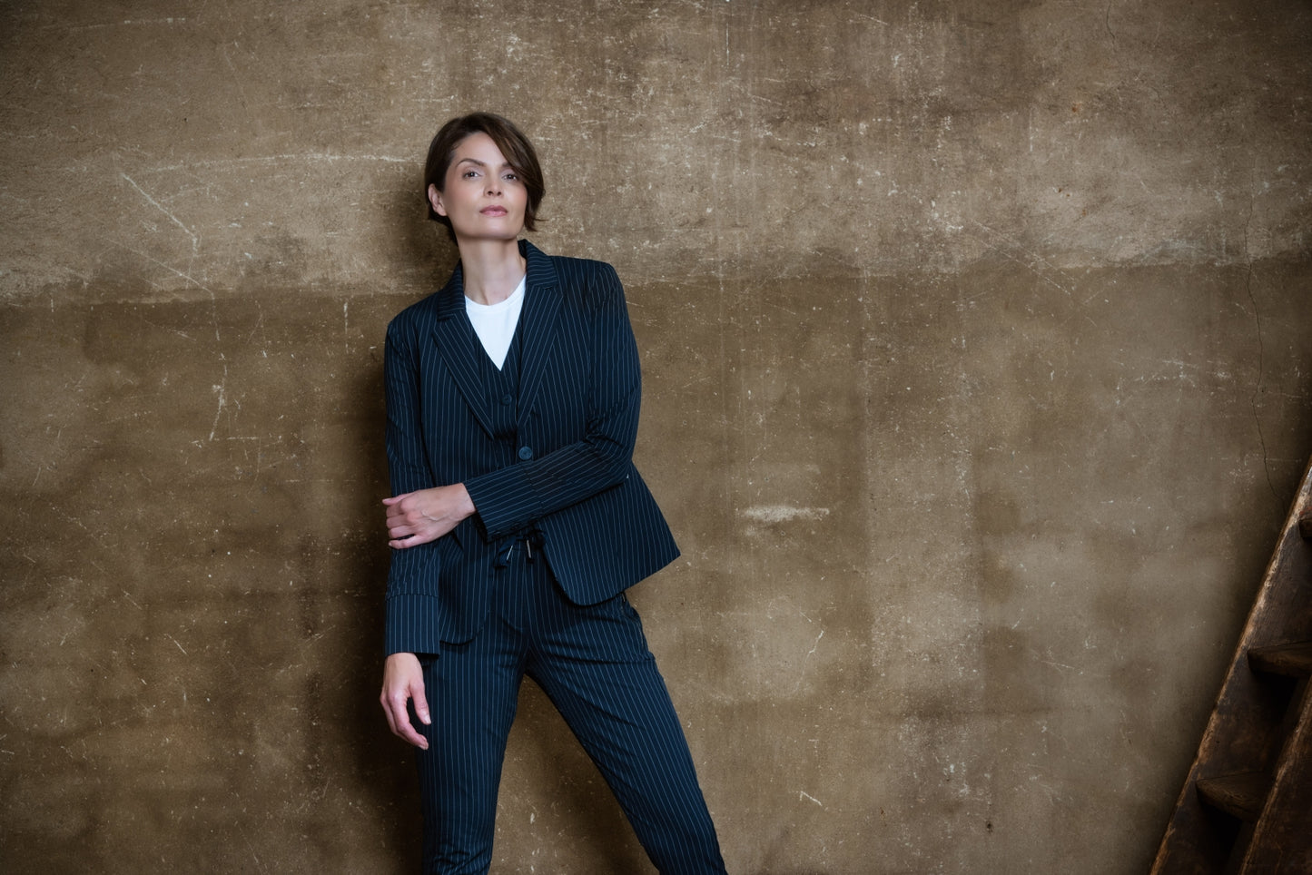 Manja V | Pinstripe marine