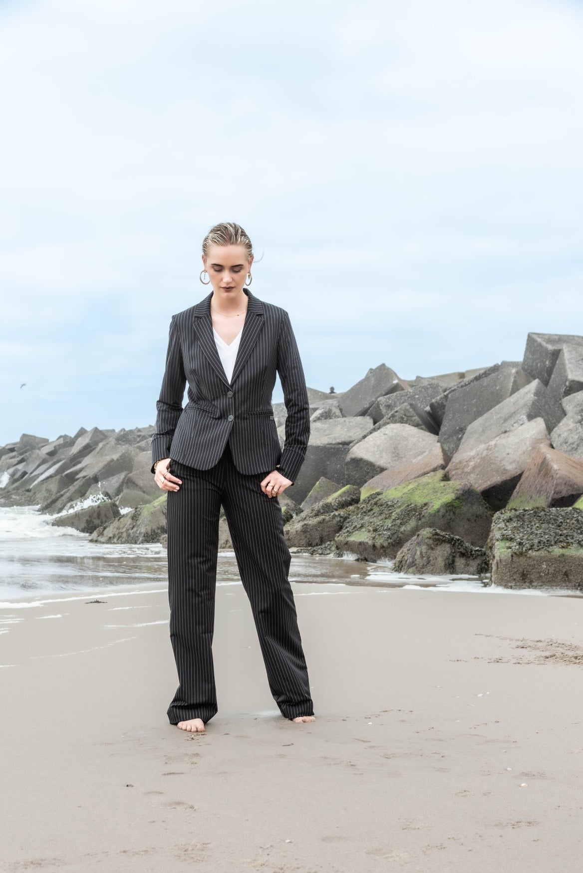 Manja V | Pinstripe Black