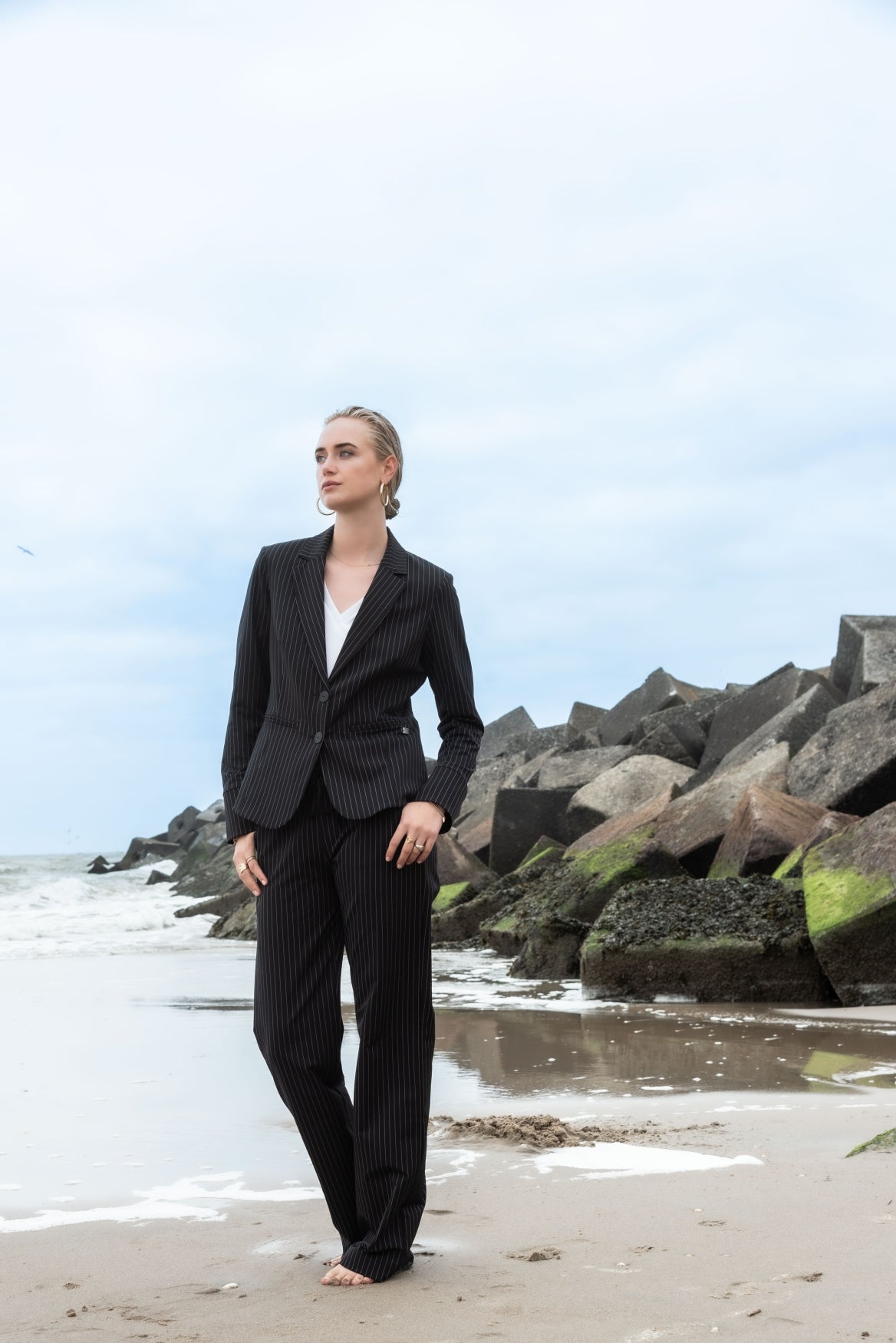 Manja V | Pinstripe Black