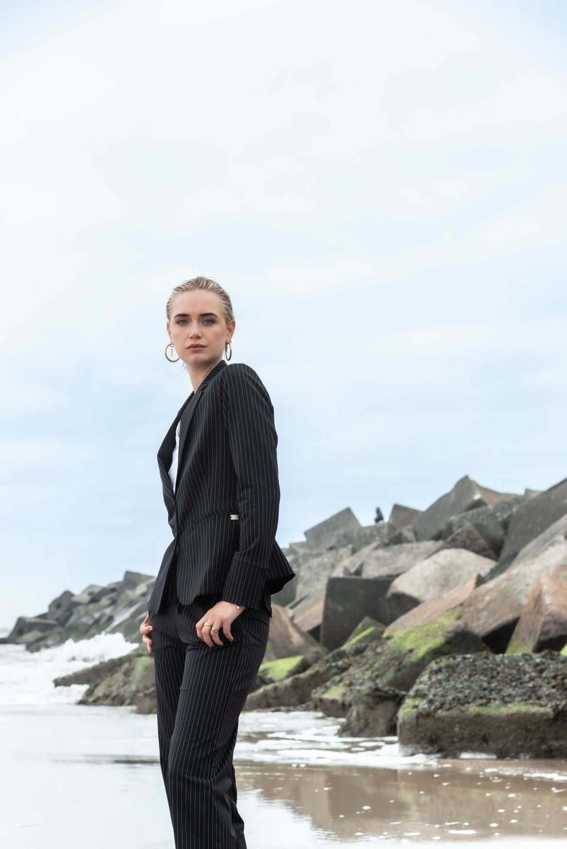 Manja V | Pinstripe Black