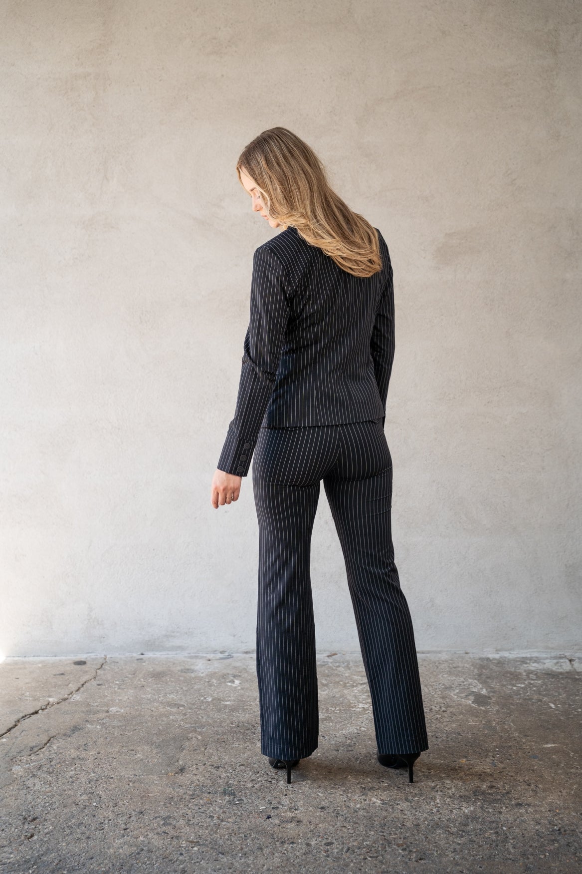 Manja V | Pinstripe Black
