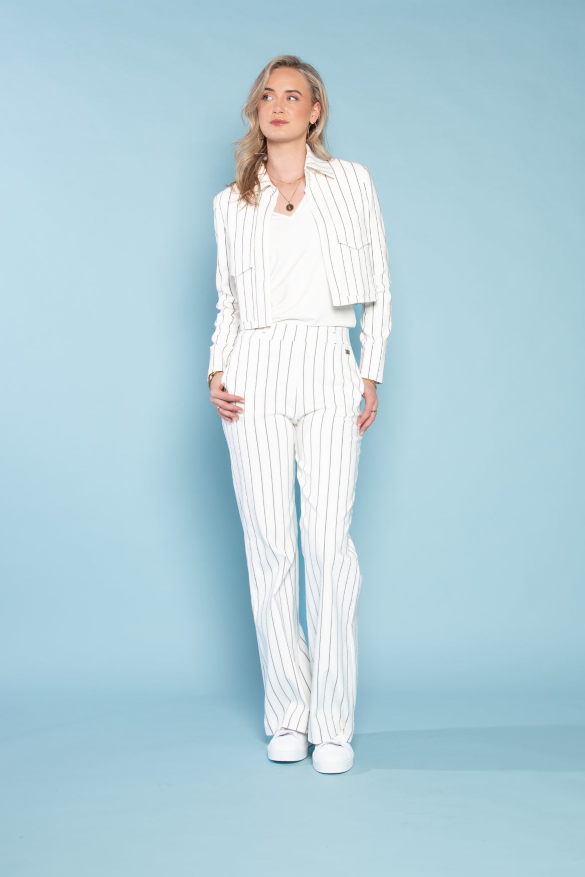 Alex | white - black