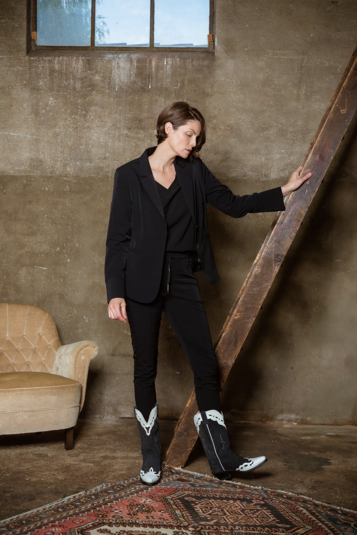 Manja V Textured Travel | Black