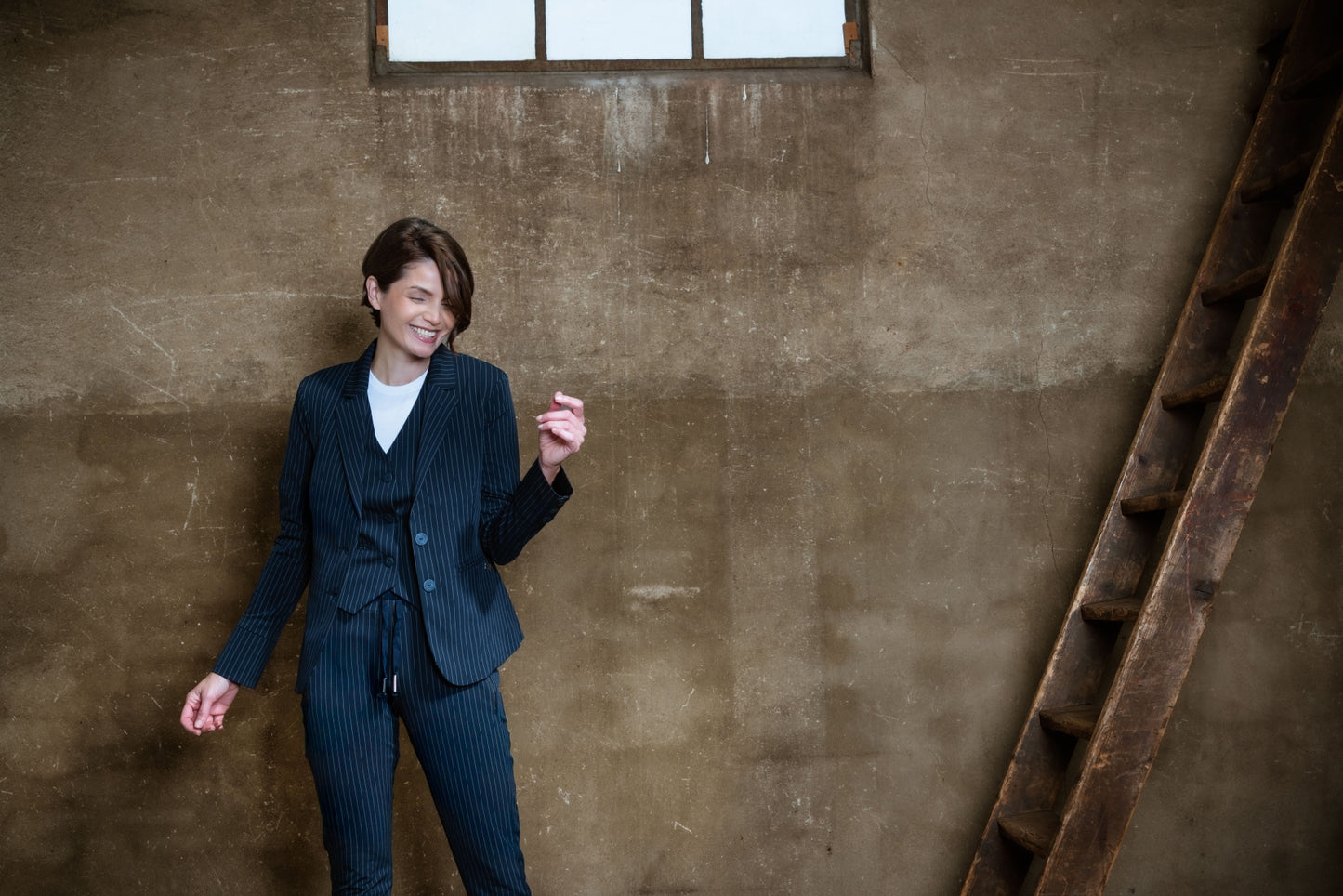 Manja V | Pinstripe marine